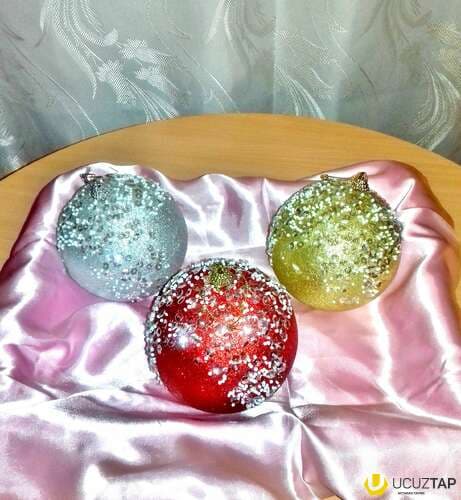 Yeni il ağacı oyuncaqları