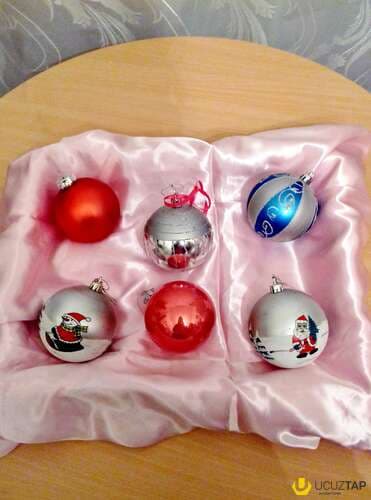 Yeni il ağacı oyuncaqları