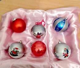 Yeni il ağacı oyuncaqları